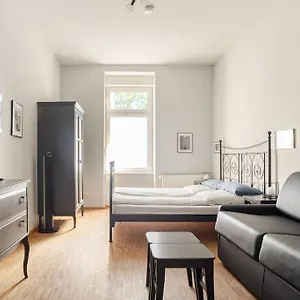 Nap Club - Stylish & Quiet Base In Vibrant Kiez Apartment